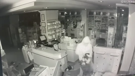 Detienen a cinco jóvenes tras un robo con alunizaje en una tienda de Sevilla y protagonizar una peligrosa persecución policial Detienen a cinco jóvenes tras un robo con alunizaje en una tienda de Sevilla y protagonizar una peligrosa persecución policial