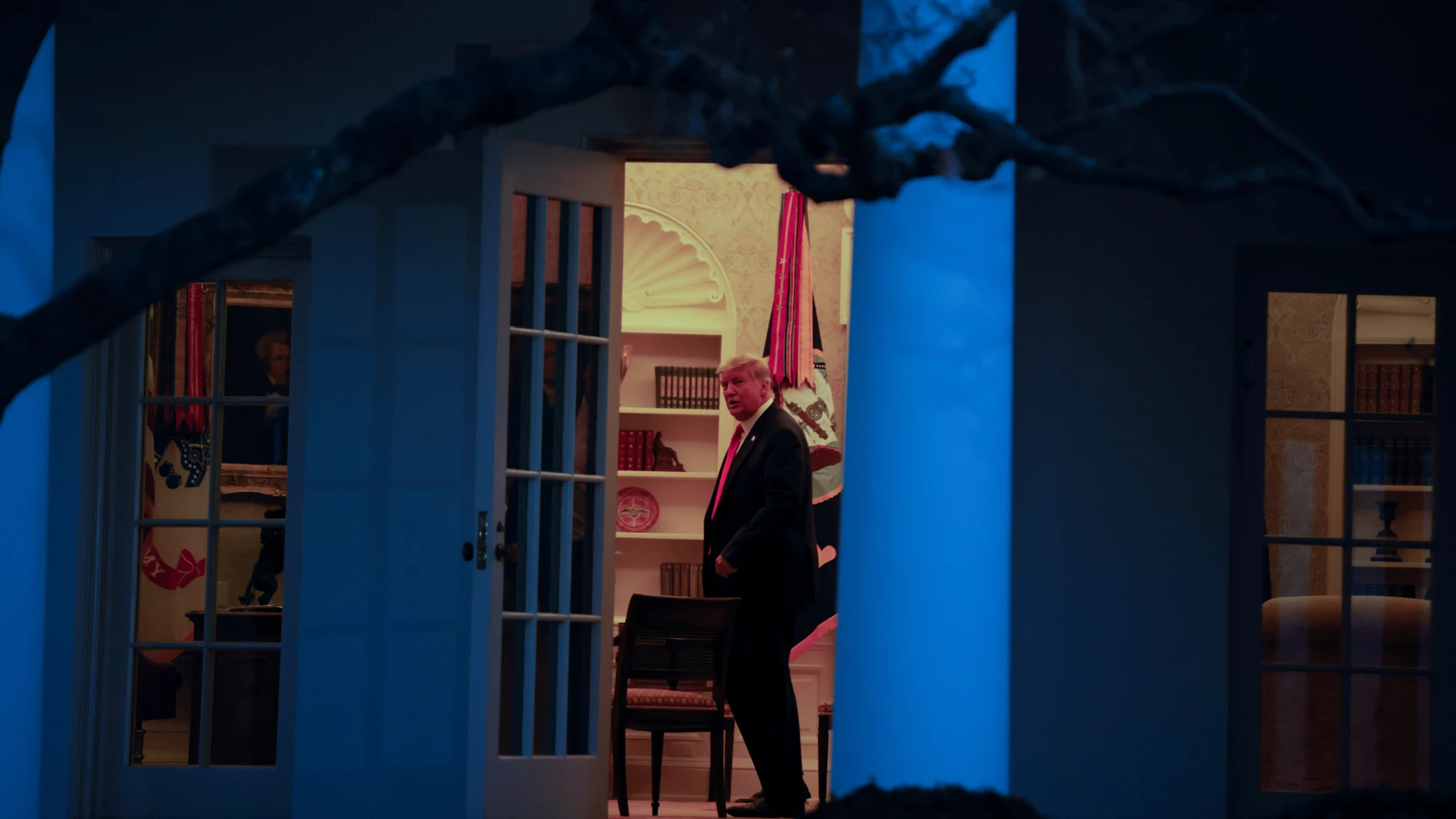 Donald Trump mira al exterior desde el Despacho Oval de la Casa Blanca