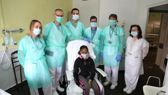 Una niña de 12 años recibe el alta después de 45 días hospitalizada en el Hospital Vall d'Hebron Una niña de 12 años recibe el alta después de 45 días hospitalizada en el Hospital Vall d'Hebron