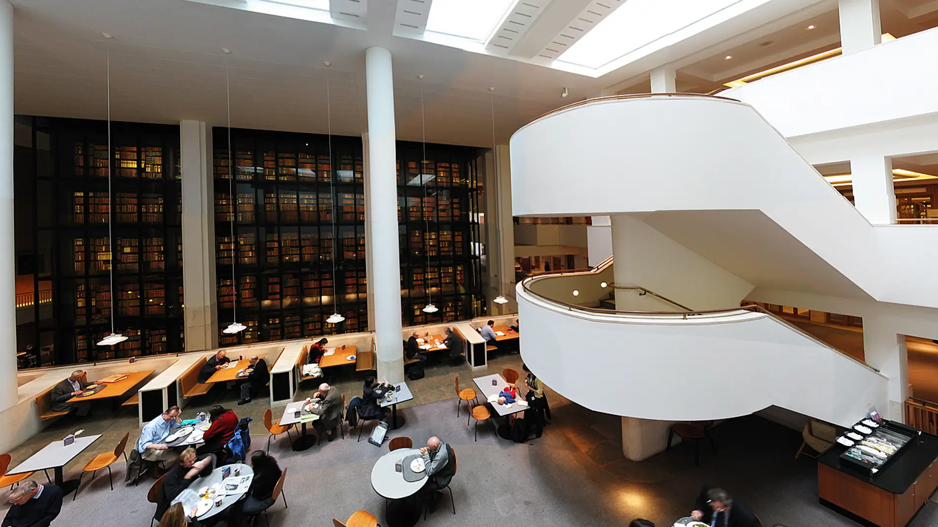 Библиотека является центром. Библиотека британского музея в Лондоне. Национальная библиотека Лондона. Читальный зал британского музея. Национальная библиотека Великобритании книгохранилище.