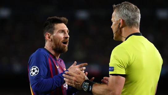 Leo Messi y Bjorn Kuipers Leo Messi y Bjorn Kuipers