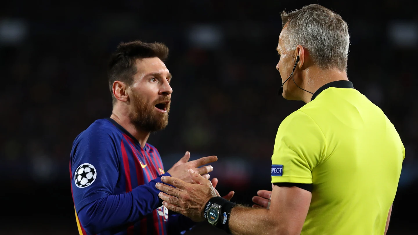 Leo Messi y Bjorn Kuipers Leo Messi y Bjorn Kuipers