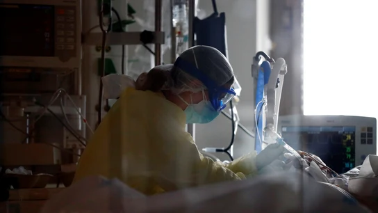 Un sanitario atiende a un paciente COVID en la UCI del Ramón y Cajal Un sanitario atiende a un paciente COVID en la UCI del Ramón y Cajal