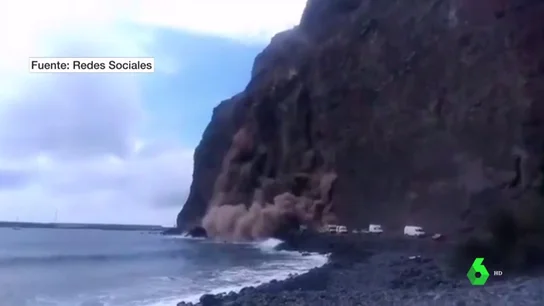 Imágenes del brutal derrumbe en un acantilado en La Gomera: cinco personas han sido evacuadas tras el incidente Imágenes del brutal derrumbe en un acantilado en La Gomera: cinco personas han sido evacuadas tras el incidente