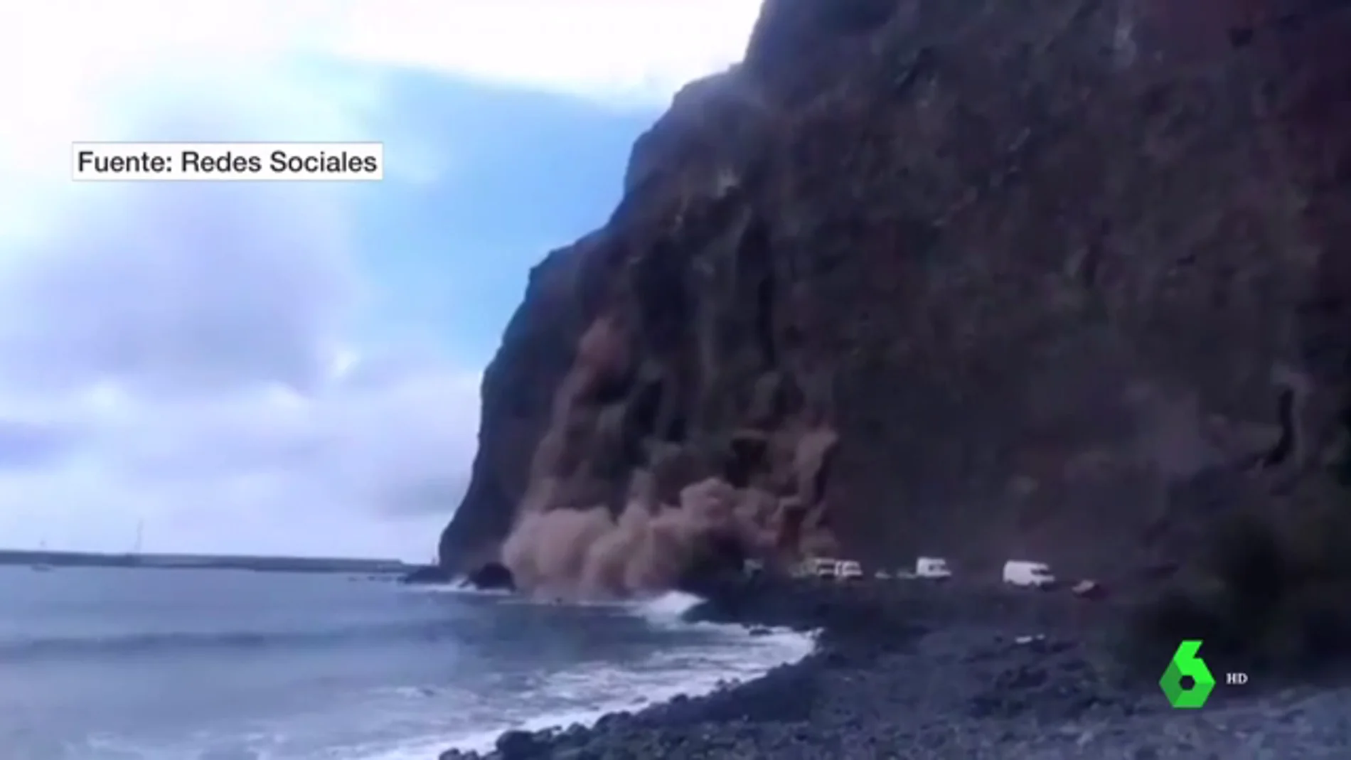 Imágenes del brutal derrumbe en un acantilado en La Gomera: cinco personas han sido evacuadas tras el incidente