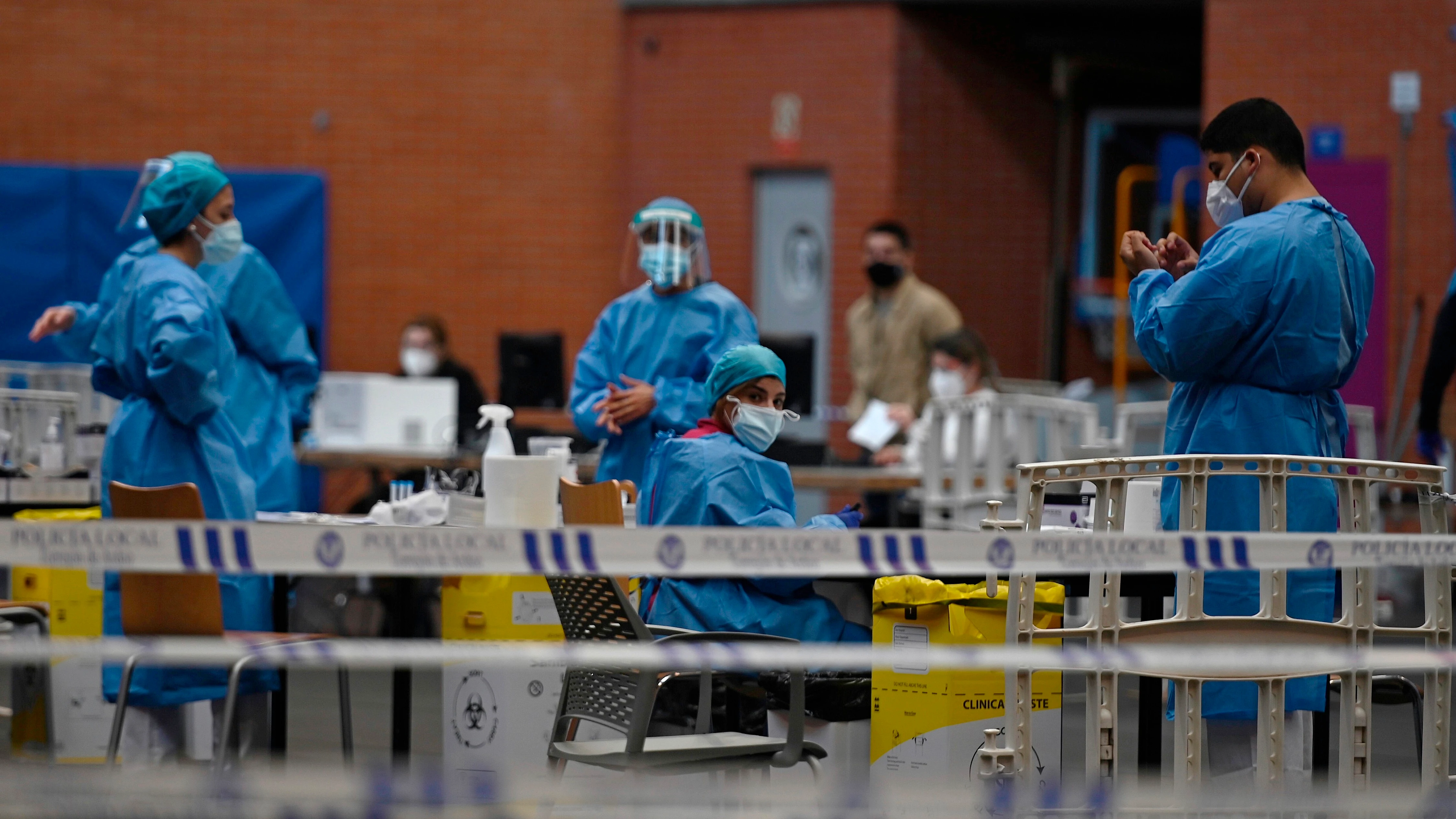 Personal sanitario durante unos test serológicos masivos realizados en Torrejón de Ardoz