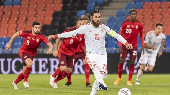 Sergio Ramos lanza un penalti Sergio Ramos lanza un penalti