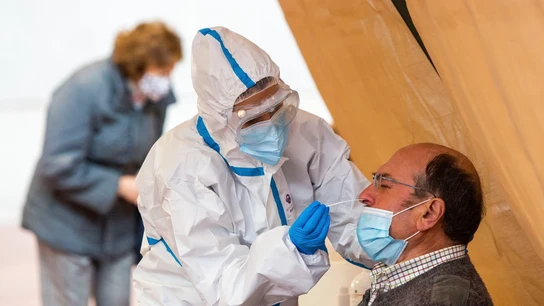 Vecinos de la localidad de Aranda de Duero (Burgos) se someten a un cribado masivo Vecinos de la localidad de Aranda de Duero (Burgos) se someten a un cribado masivo