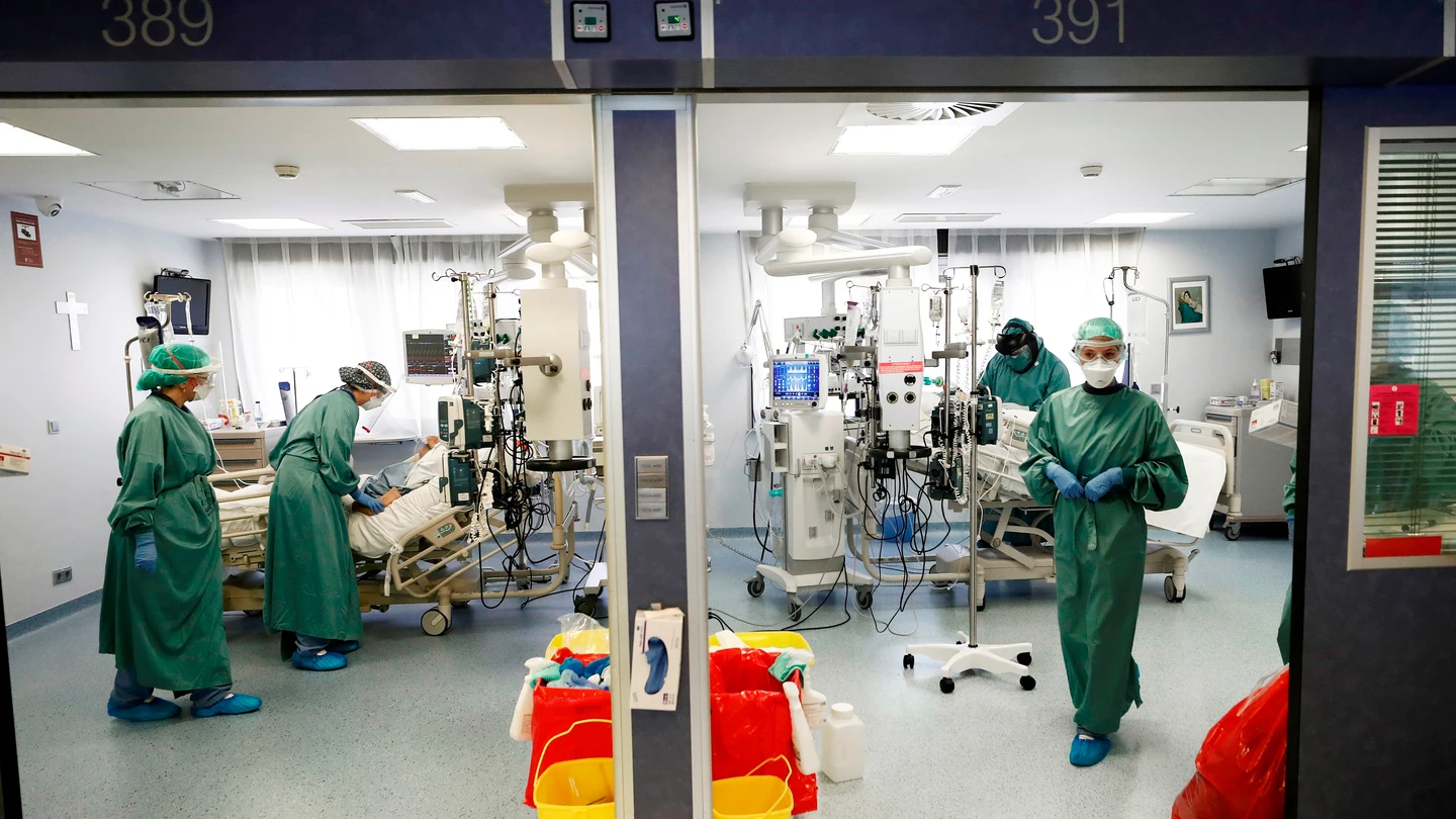 Médicos y enfermeras atienden a dos pacientes en la UCI de la Clínica Universidad de Navarra Médicos y enfermeras atienden a dos pacientes en la UCI de la Clínica Universidad de Navarra
