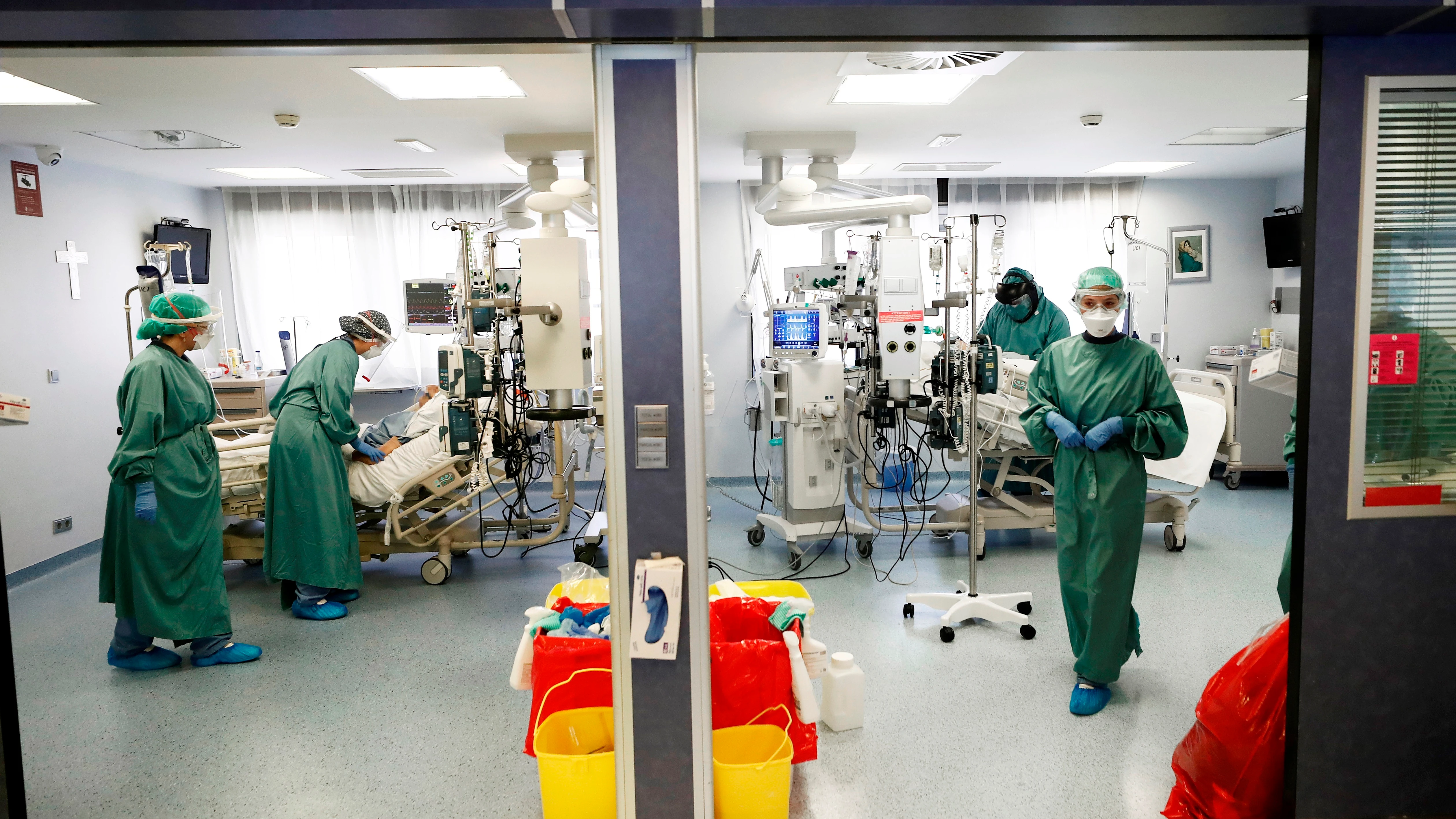 Médicos y enfermeras atienden a dos pacientes en la UCI de la Clínica Universidad de Navarra