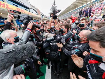 Lewis Hamilton logra su séptimo título Lewis Hamilton logra su séptimo título