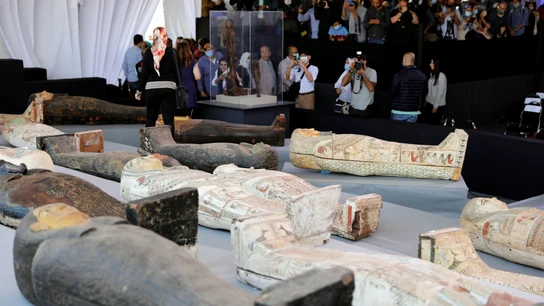 Egipto presenta los más de 100 sarcófagos hallados en Sakkara Egipto presenta los más de 100 sarcófagos hallados en Sakkara