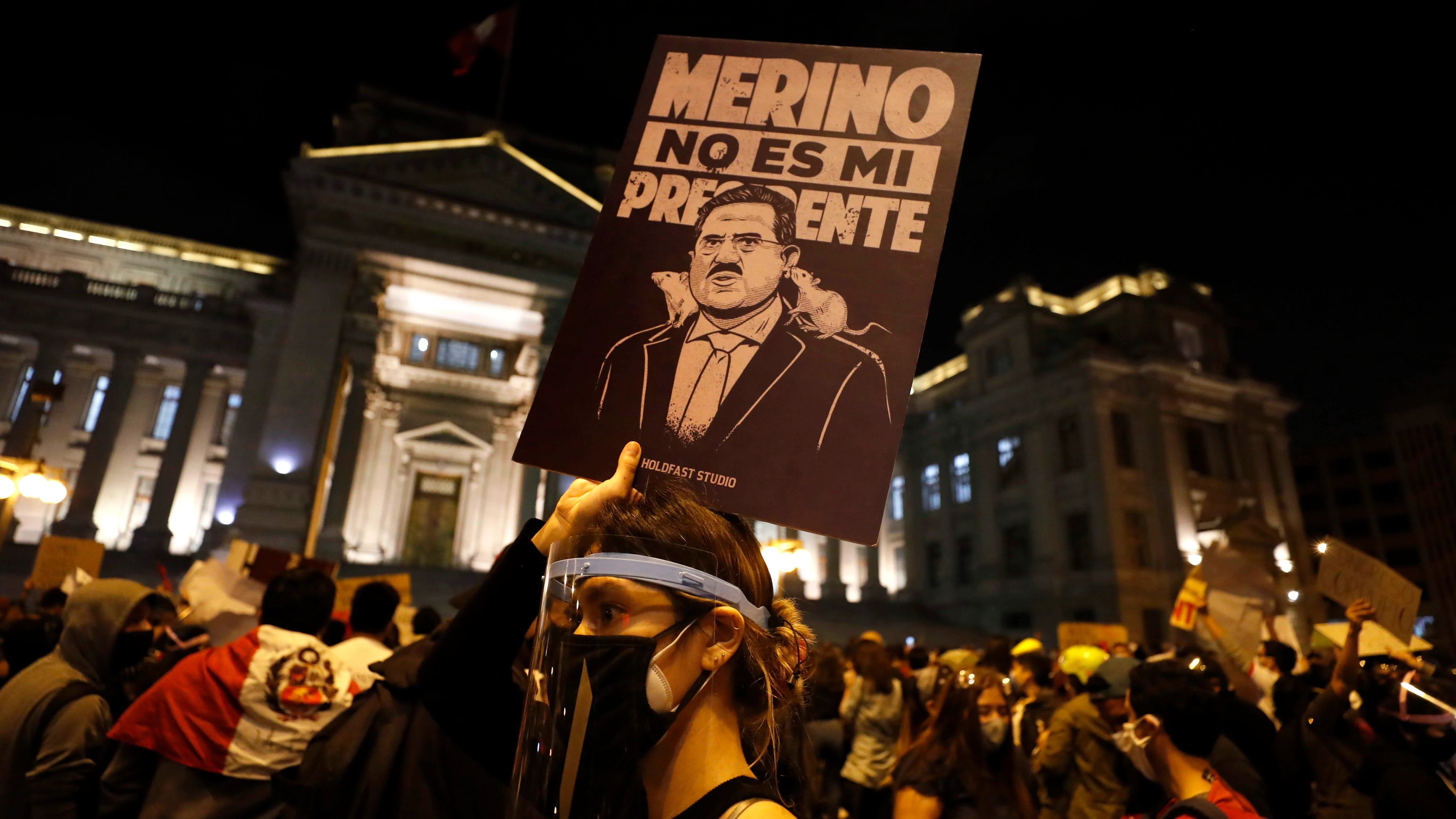 Manifestantes participan en una multitudinaria marcha en protesta contra el nuevo gobierno del presidente Manuel Merino, hoy, en la plaza San Martín de Lima (Perú). 