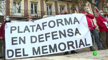Acto de protesta en Madrid por la retirada a martillazos de la placa de Largo Caballero en la Plaza de Chamberí