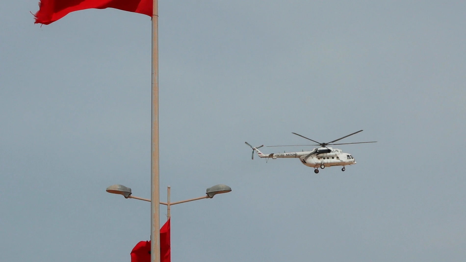 Un helicóptero de la ONU sobrevuela el puesto fronterizo de Guerguerat