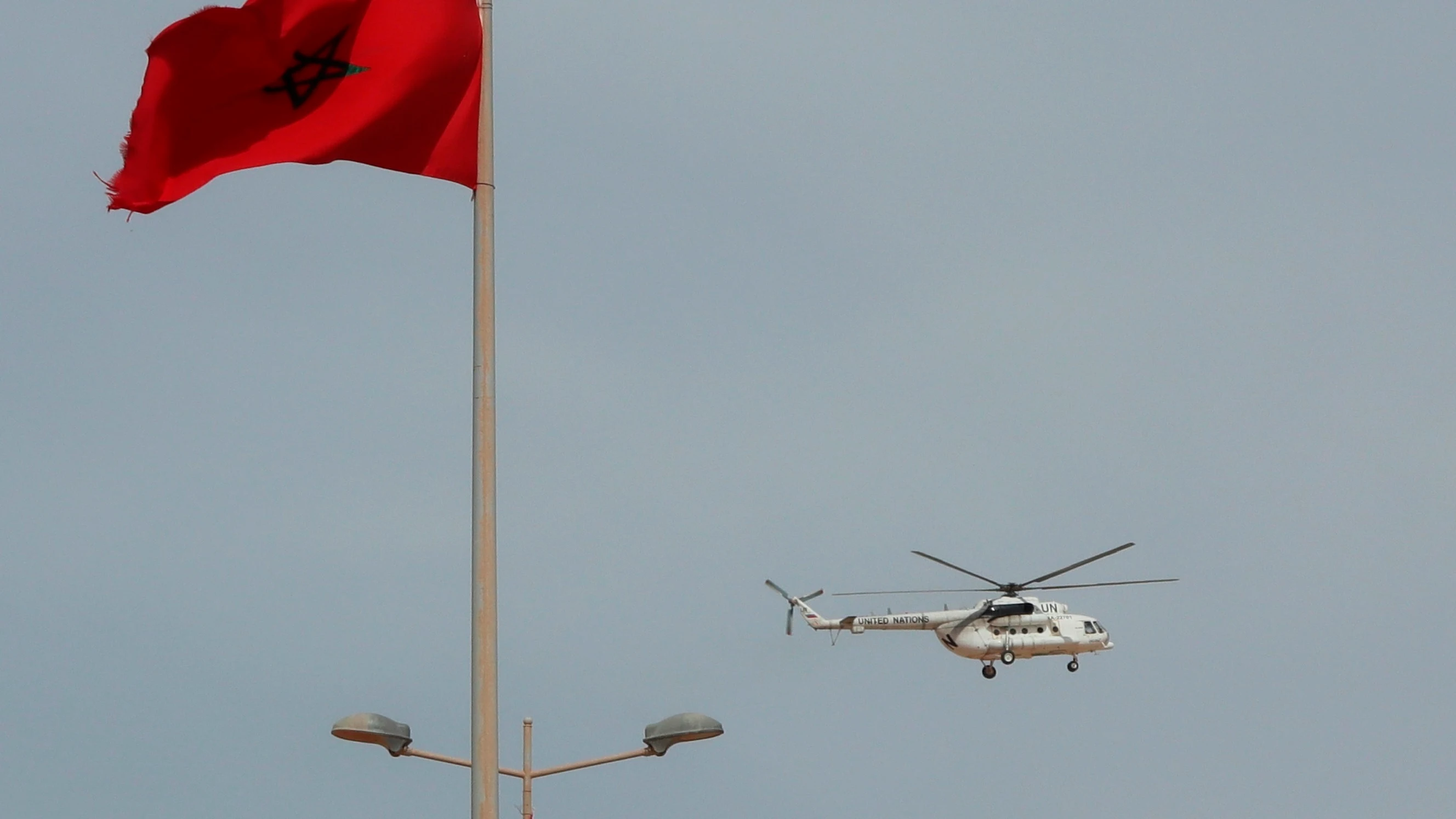 Un helicóptero de la ONU sobrevuela el puesto fronterizo de Guerguerat