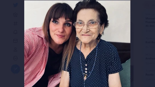 La cantante ha compartido una fotografía con su abuela Ángeles. La cantante ha compartido una fotografía con su abuela Ángeles.