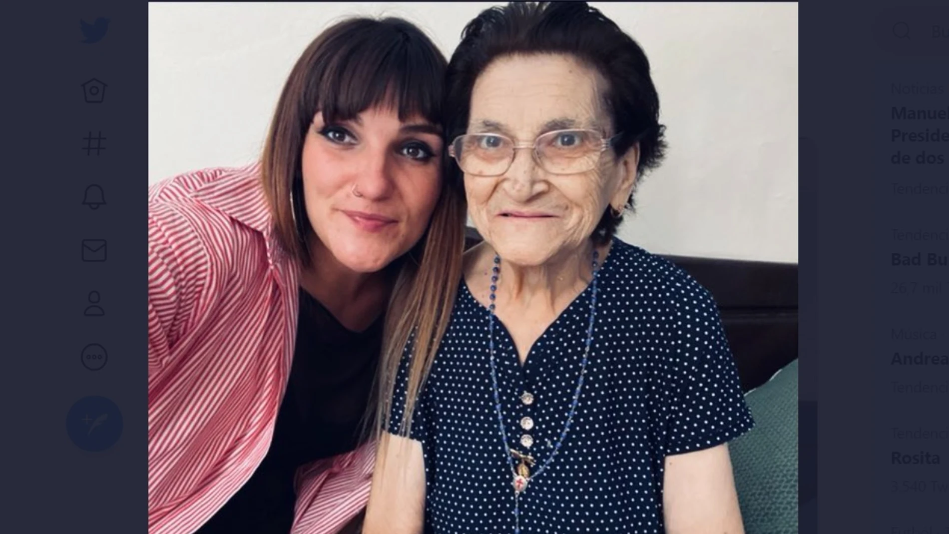 La cantante ha compartido una fotografía con su abuela Ángeles.
