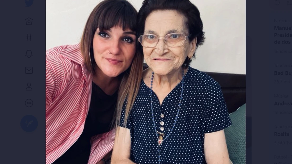 La cantante ha compartido una fotografía con su abuela Ángeles.