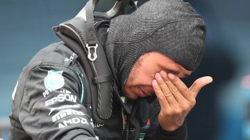 Lewis Hamilton, llorando tras ganar su séptimo Mundial