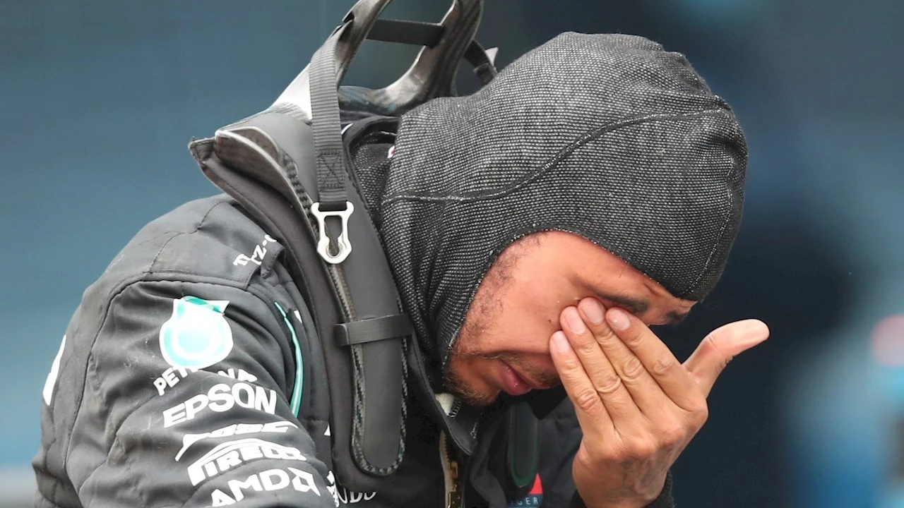 Lewis Hamilton, llorando tras ganar su séptimo Mundial