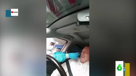 El mal rato de un hombre al someterse a una PCR de nariz y boca: "Señor, tiene que relajarse" El mal rato de un hombre al someterse a una PCR de nariz y boca: "Señor, tiene que relajarse"
