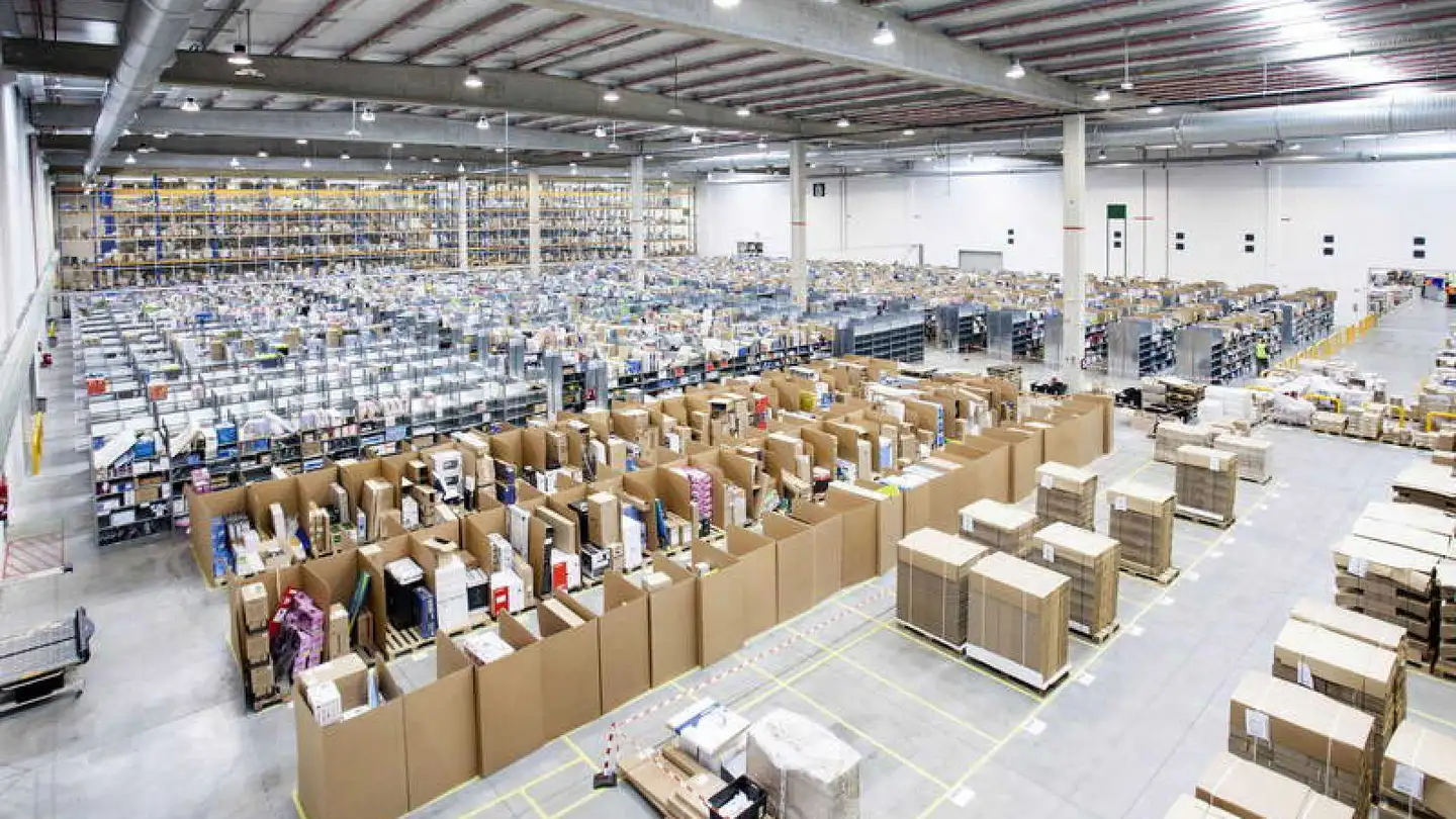 Detenidos cinco empleados de Amazon por robar medio millón de euros en móviles de alta gama Detenidos cinco empleados de Amazon por robar medio millón de euros en móviles de alta gama
