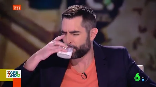 Las divertida reacción de Dani Mateo y el resto de zapeadores al beber leche de camella: "Qué peste, es como leche materna" Las divertida reacción de Dani Mateo y el resto de zapeadores al beber leche de camella: "Qué peste, es como leche materna"