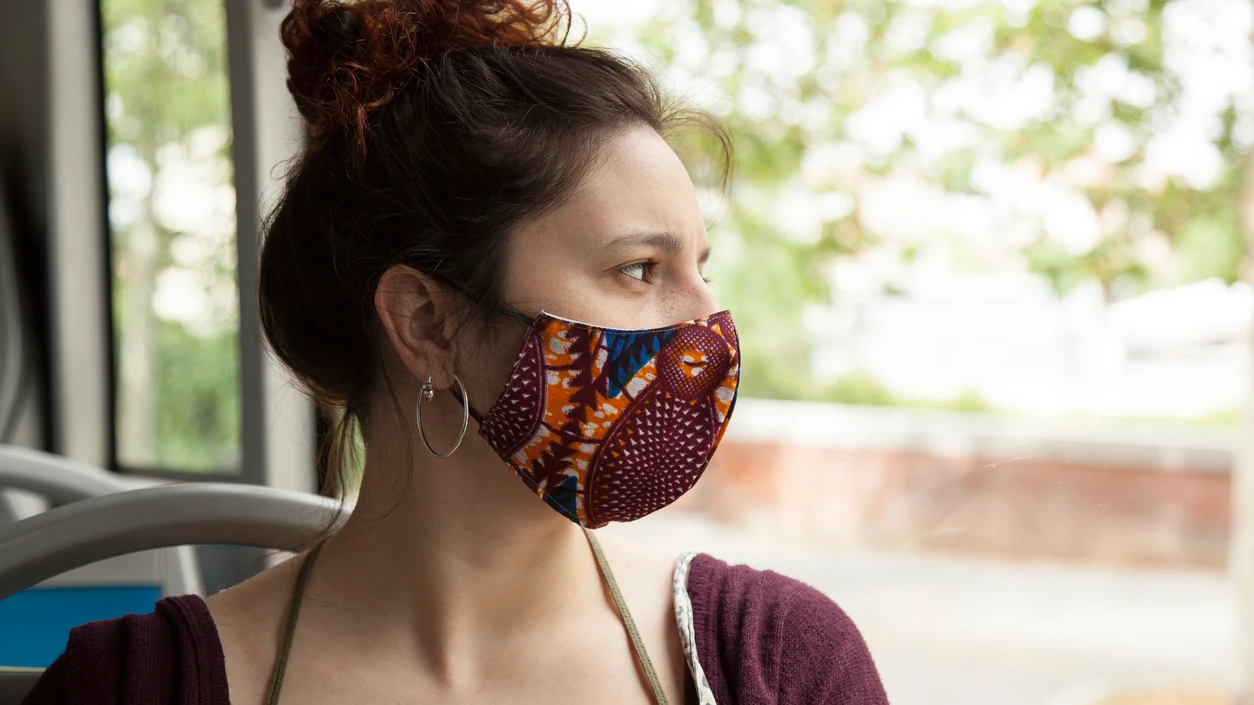 Chica con mascarilla