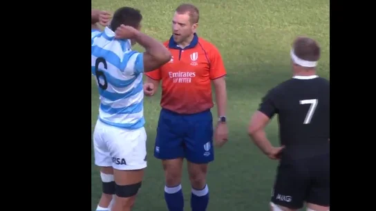 Un árbitro regaña al capitán de Nueva Zelanda por meterse en una pelea Argentina y Nueza Zelanda se enzarzaron en una pelea durante el partido
