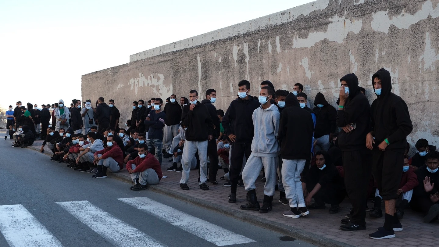 La Delegación del Gobierno en Canarias libera a más de 200 migrantes del puerto de Arguineguín La Delegación del Gobierno en Canarias libera a más de 200 migrantes del puerto de Arguineguín