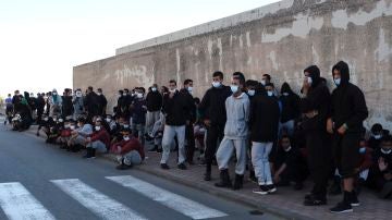La Delegación del Gobierno en Canarias libera a más de 200 migrantes del puerto de Arguineguín