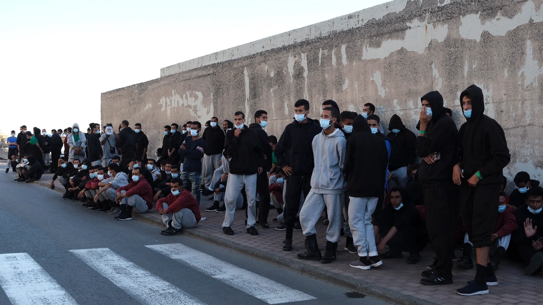 La Delegación del Gobierno en Canarias libera a más de 200 migrantes del puerto de Arguineguín
