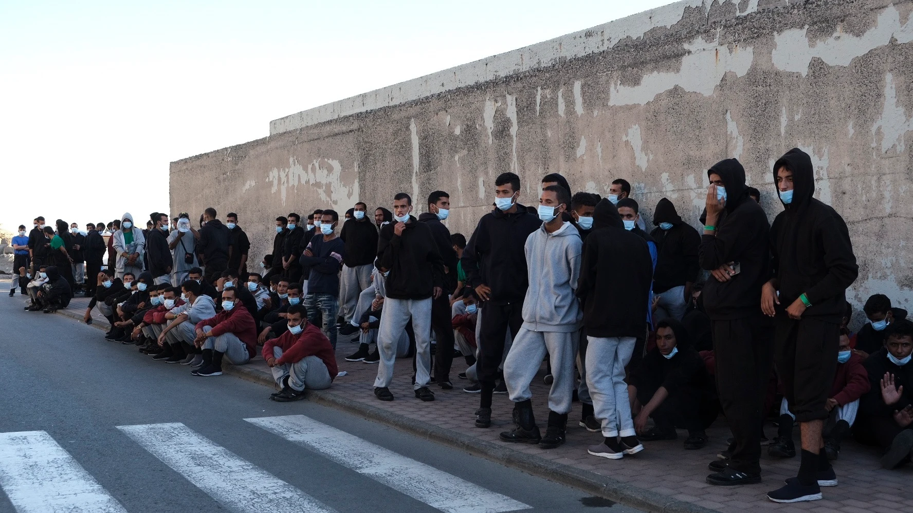 La Delegación del Gobierno en Canarias libera a más de 200 migrantes del puerto de Arguineguín