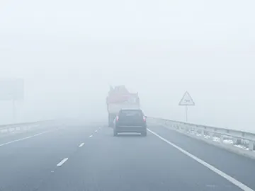 Niebla densa en la carretera Niebla densa en la carretera