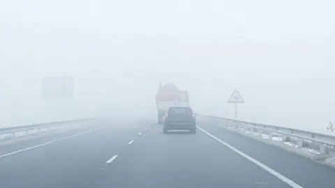 Niebla densa en la carretera Niebla densa en la carretera