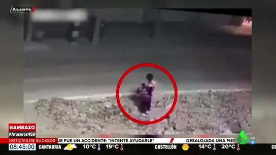 El momento en el que una niña cae por una alcantarilla mientras jugaba en la calle El momento en el que una niña cae por una alcantarilla mientras jugaba en la calle