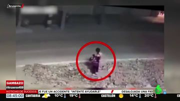 El momento en el que una niña cae por una alcantarilla mientras jugaba en la calle