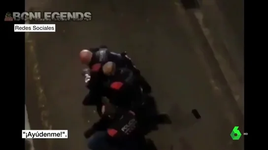 Los Mossos apartan a un agente por golpear a un joven que se saltó toque de queda Los Mossos apartan a un agente por golpear a un joven que se saltó toque de queda