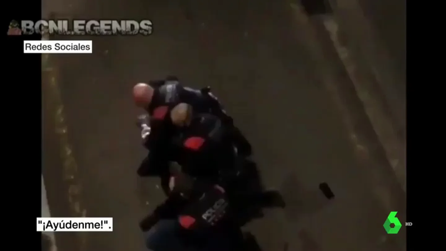 Los Mossos apartan a un agente por golpear a un joven que se saltó toque de queda Los Mossos apartan a un agente por golpear a un joven que se saltó toque de queda