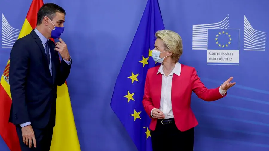 La presidenta de la Comisión Europea, Ursula von der Leyen, recibe a Pedro Sánchez el pasado julio.