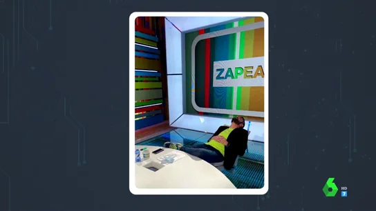 Pillan a Dani Mateo echando la siesta en el plató de Zapeando: lo que no se ve en televisión Pillan a Dani Mateo echando la siesta en el plató de Zapeando: lo que no se ve en televisión