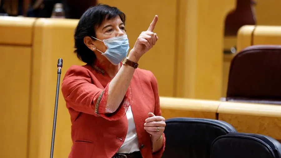 La ministra de Educación y Formación Profesional, Isabel Celaá, interviene durante el pleno del Senado.