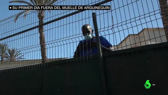 Más de 200 migrantes duermen bajo techo por primera vez en semanas: así ha sido su salida del muelle de Arguineguín Más de 200 migrantes duermen bajo techo por primera vez en semanas: así ha sido su salida del muelle de Arguineguín