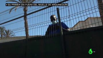 Más de 200 migrantes duermen bajo techo por primera vez en semanas: así ha sido su salida del muelle de Arguineguín