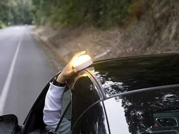 ¿Qué es la luz 'Help Flash'? Así es la nueva medida de la DGT que sustituye a los triángulos ¿Qué es la luz 'Help Flash'? Así es la nueva medida de la DGT que sustituye a los triángulos