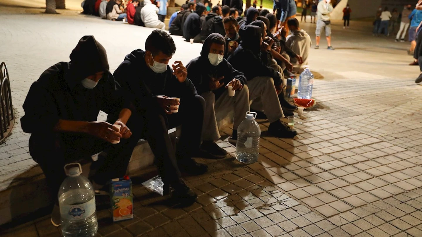 Migraciones y el Gobierno de Canarias realojan a los inmigrantes que abandonaron Arguineguin Migraciones y el Gobierno de Canarias realojan a los inmigrantes que abandonaron Arguineguin