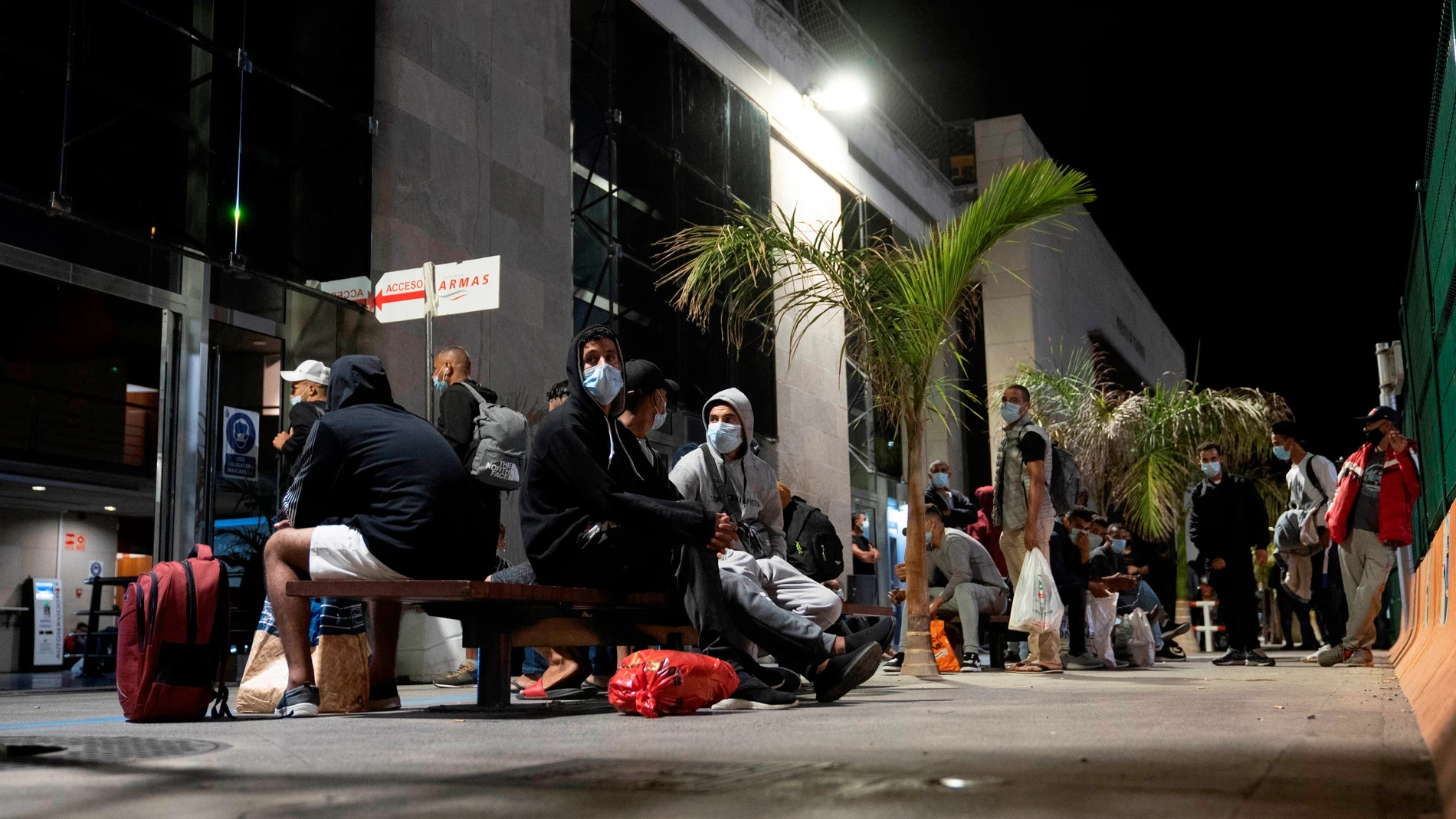 Migrantes bloqueados en el puerto de Santa Cruz de Tenerife