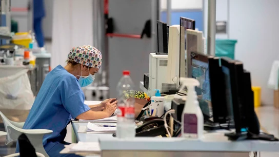 Una enfermera de la UCI en el Hospital Reina Sofía de Murcia. Una enfermera de la UCI en el Hospital Reina Sofía de Murcia.
