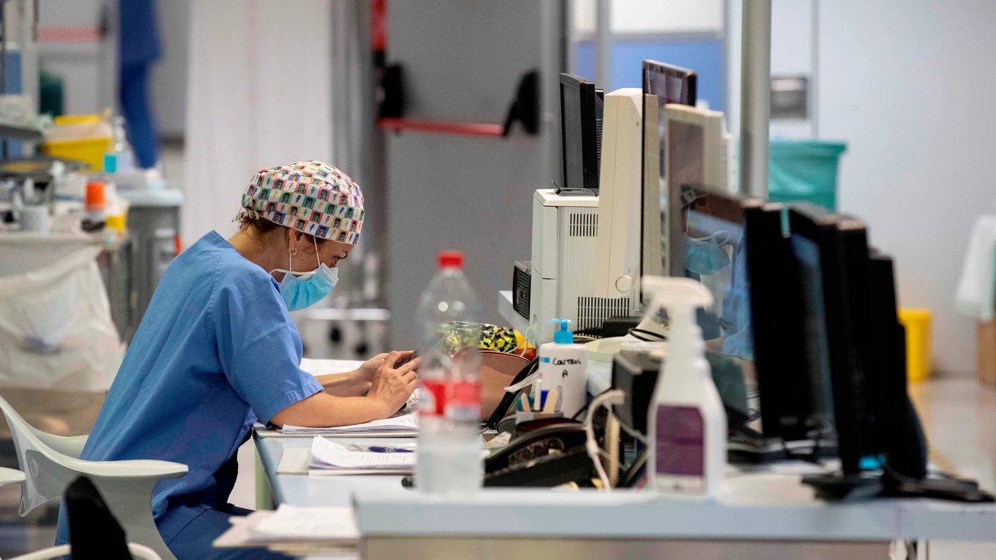 Una enfermera de la UCI en el Hospital Reina Sofía de Murcia. Una enfermera de la UCI en el Hospital Reina Sofía de Murcia.
